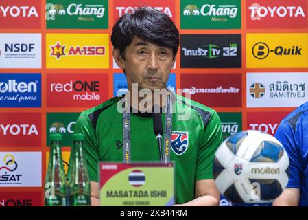 Bangkok, Thailandia. 10 giugno 2024. Masatada Ishii, capo allenatore della nazionale di calcio thailandese, partecipa a una conferenza stampa presso lo Stadio Nazionale Rajamangala di Bangkok. L'11 giugno 2024 la Thailandia giocherà contro Singapore in una partita di qualificazione della Coppa del mondo FIFA 2026 allo Stadio Nazionale Rajamangala di Bangkok. Credito: SOPA Images Limited/Alamy Live News Foto Stock