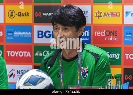 Bangkok, Thailandia. 10 giugno 2024. Masatada Ishii, capo allenatore della nazionale di calcio thailandese, partecipa a una conferenza stampa presso lo Stadio Nazionale Rajamangala di Bangkok. L'11 giugno 2024 la Thailandia giocherà contro Singapore in una partita di qualificazione della Coppa del mondo FIFA 2026 allo Stadio Nazionale Rajamangala di Bangkok. Credito: SOPA Images Limited/Alamy Live News Foto Stock