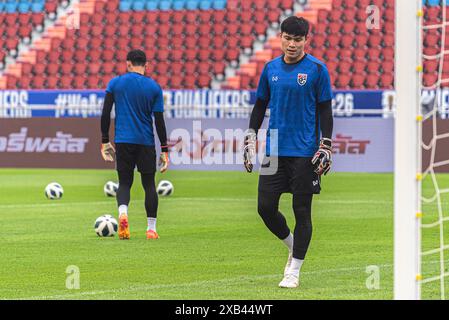 Bangkok, Thailandia. 10 giugno 2024. Patiwat Khammai (R) della nazionale di calcio thailandese visto durante una sessione di allenamento al Rajamangala National Stadium di Bangkok. L'11 giugno 2024 la Thailandia giocherà contro Singapore in una partita di qualificazione della Coppa del mondo FIFA 2026 allo Stadio Nazionale Rajamangala di Bangkok. Credito: SOPA Images Limited/Alamy Live News Foto Stock