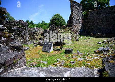 Oradour Sur Glane, Francia. 10 giugno 2024. Le rovine di edifici residenziali nel villaggio martirizzato di Oradour-Sur-Glane commemorano il massacro durante la seconda guerra mondiale. Il 10 giugno 1944, i membri della divisione delle SS "Das Reich" uccisero 643 civili a Oradour-Sur-Glane e distrussero completamente il villaggio. Quasi nessuno dei responsabili era ritenuto legalmente responsabile. Crediti: Bernd von Jutrczenka/dpa/Alamy Live News Foto Stock