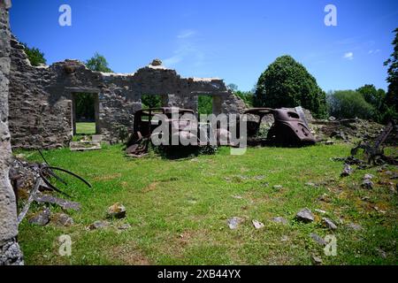 Oradour Sur Glane, Francia. 10 giugno 2024. Le rovine di edifici residenziali nel villaggio martirizzato di Oradour-Sur-Glane commemorano il massacro durante la seconda guerra mondiale. Il 10 giugno 1944, i membri della divisione delle SS "Das Reich" uccisero 643 civili a Oradour-Sur-Glane e distrussero completamente il villaggio. Quasi nessuno dei responsabili era ritenuto legalmente responsabile. Crediti: Bernd von Jutrczenka/dpa/Alamy Live News Foto Stock