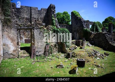 Oradour Sur Glane, Francia. 10 giugno 2024. Le rovine di edifici residenziali nel villaggio martirizzato di Oradour-Sur-Glane commemorano il massacro durante la seconda guerra mondiale. Il 10 giugno 1944, i membri della divisione delle SS "Das Reich" uccisero 643 civili a Oradour-Sur-Glane e distrussero completamente il villaggio. Quasi nessuno dei responsabili era ritenuto legalmente responsabile. Crediti: Bernd von Jutrczenka/dpa/Alamy Live News Foto Stock