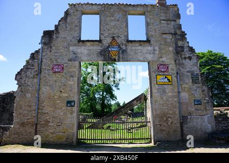 Oradour Sur Glane, Francia. 10 giugno 2024. Le rovine di edifici residenziali nel villaggio martirizzato di Oradour-Sur-Glane commemorano il massacro durante la seconda guerra mondiale. Il 10 giugno 1944, i membri della divisione delle SS "Das Reich" uccisero 643 civili a Oradour-Sur-Glane e distrussero completamente il villaggio. Quasi nessuno dei responsabili era ritenuto legalmente responsabile. Crediti: Bernd von Jutrczenka/dpa/Alamy Live News Foto Stock