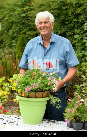 Il giardiniere della BBC radio 2 Terry Walton all'evento Redrow, Tinkinswood Green Gardening di sabato 6/7/19 Foto Stock
