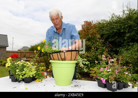 Il giardiniere della BBC radio 2 Terry Walton all'evento Redrow, Tinkinswood Green Gardening di sabato 6/7/19 Foto Stock