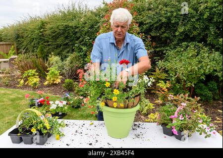 Il giardiniere della BBC radio 2 Terry Walton all'evento Redrow, Tinkinswood Green Gardening di sabato 6/7/19 Foto Stock