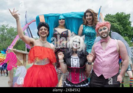 I membri della Haus of Extreme un gruppo di drag hanno posato sul loro galleggiante alla Poughkeepsie Pride Parade del 2024 dopo una festa nel parco Waryas. Foto Stock