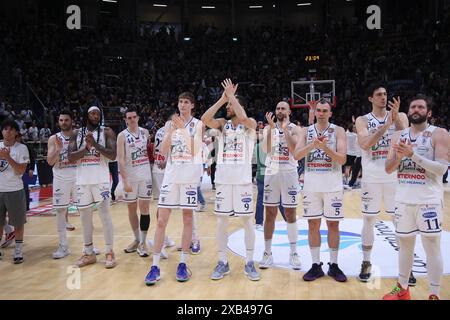 Bologna, Italia. 9 giugno 2024. fortitudo team durante il basket italiano â&#x80;&#x9c;Old Wild Westâ&#x80;&#x9d; campionato LNP 4 delle finali di playoff tra Fortitudo Flats Services Bologna e Trapani Shark - Bologna, Italia, 09 giugno 2024 presso Paladozza Sports Hall - foto: Michele Nucci credito: Independent Photo Agency/Alamy Live News Foto Stock