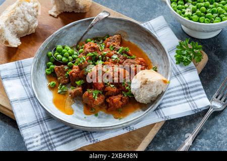 Stufato di manzo brasato con vino rosso e salsa di pomodoro Foto Stock