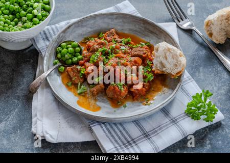 Stufato di manzo brasato con vino rosso e salsa di pomodoro Foto Stock