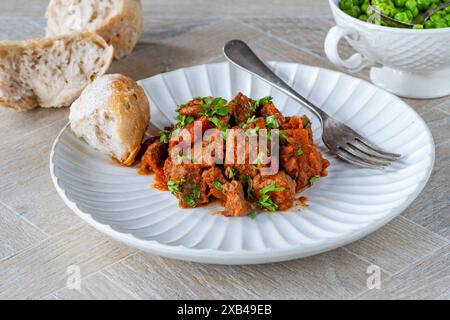 Stufato di manzo brasato con vino rosso e salsa di pomodoro Foto Stock