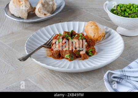 Stufato di manzo brasato con vino rosso e salsa di pomodoro Foto Stock