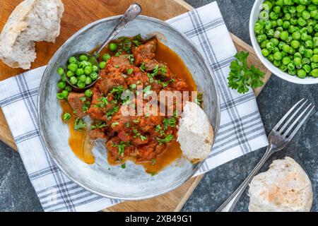 Stufato di manzo brasato con vino rosso e salsa di pomodoro Foto Stock