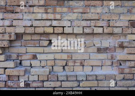 Struttura in mattoni bianchi con struttura completa in mattoni mancanti Foto Stock