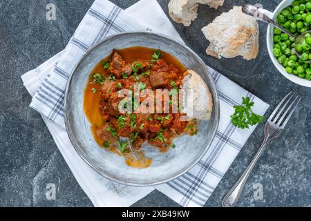 Stufato di manzo brasato con vino rosso e salsa di pomodoro Foto Stock