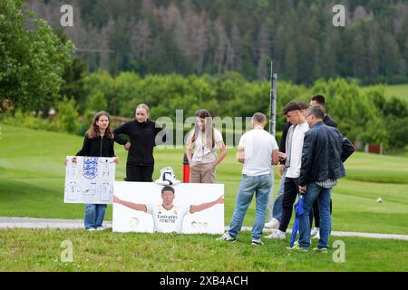 I tifosi aspettano che le squadre inglesi arrivino allo Spa & Golf Resort Weimarer Land, Blankenhain, Germania. Domenica 16 giugno l'Inghilterra ha dato il via alla campagna di UEFA Euro 2024 contro la Serbia. Data foto: Lunedì 10 giugno 2024. Foto Stock