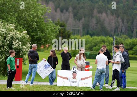 I tifosi aspettano che le squadre inglesi arrivino allo Spa & Golf Resort Weimarer Land, Blankenhain, Germania. Domenica 16 giugno l'Inghilterra ha dato il via alla campagna di UEFA Euro 2024 contro la Serbia. Data foto: Lunedì 10 giugno 2024. Foto Stock