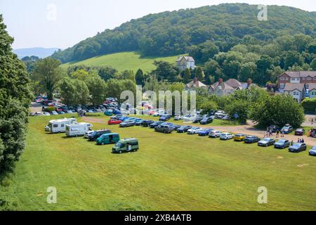 Conwy Wales Regno Unito 06-01-2024. Vista aerea di un parcheggio panoramico in un'area rurale collinare con numerose auto e vegetazione lussureggiante. Foto Stock