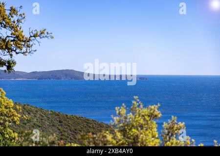 Arcipelago al largo di Hyeres nel Mediterraneo con il sole Foto Stock