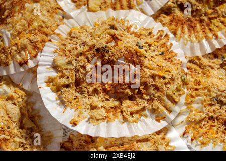 Potrai preparare deliziosi muffin dolci in stampi di carta bianca in un piatto da cucina in ceramica. Foto Stock