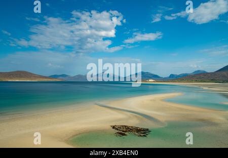 Una vista aerea di sabbia bianca e mare limpido sulla spiaggia di Seilebost che guarda verso la spiaggia di Luskentyre sulla costa occidentale dell'isola di Harris Foto Stock