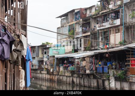 Bangkok, Thailandia - 28 marzo 2024: Baraccopoli lungo Khlong Toei (canale). Foto Stock