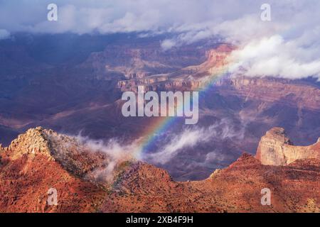 L'arcobaleno si forma durante la bonifica di una tempesta invernale a Navajo Point sul South Rim del Grand Canyon. Foto Stock