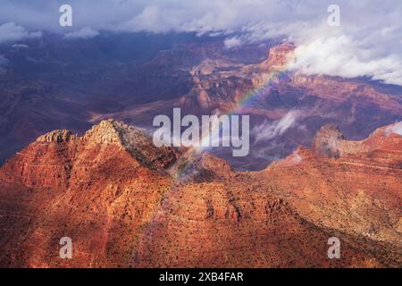 L'arcobaleno si forma durante la bonifica di una tempesta invernale a Navajo Point sul South Rim del Grand Canyon. Foto Stock