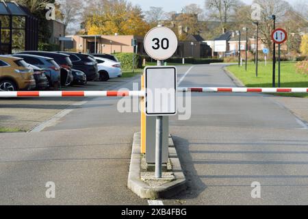 Parcheggio con barriera per auto per edifici aziendali in città. Segnali di chiarimento con spazio per testo, mockup Foto Stock