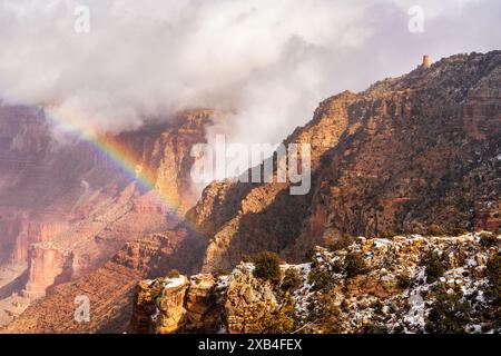 L'arcobaleno si forma durante la bonifica di una tempesta invernale a Navajo Point sul South Rim del Grand Canyon. Foto Stock