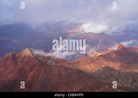 L'arcobaleno si forma durante la bonifica di una tempesta invernale a Navajo Point sul South Rim del Grand Canyon. Foto Stock