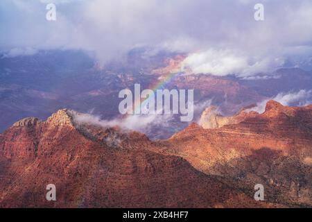 L'arcobaleno si forma durante la bonifica di una tempesta invernale a Navajo Point sul South Rim del Grand Canyon. Foto Stock