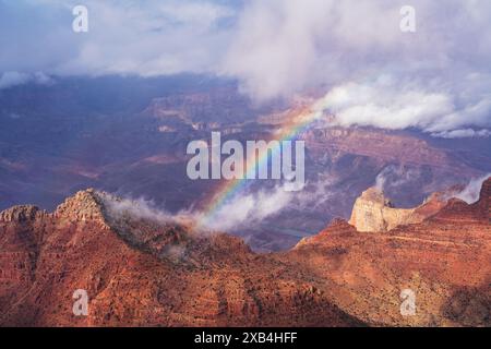 L'arcobaleno si forma durante la bonifica di una tempesta invernale a Navajo Point sul South Rim del Grand Canyon. Foto Stock