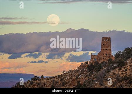 Luna invernale che si innalza sulla torre di guardia Desert View nel Parco Nazionale del Grand Canyon, Arizona Foto Stock