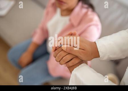 Primo piano delle mani che tengono il supporto durante la sessione di consulenza Foto Stock