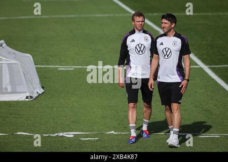 Herzogenaurach, Germania. 10 giugno 2024. Calcio, preparazione per il Campionato europeo, allenamento, squadra nazionale tedesca. L'allenatore tedesco Julian Nagelsmann (l) e l'assistente allenatore Benjamin Glück si trovano uno accanto all'altro in campo durante gli allenamenti pubblici all'Adi-Dassler-Stadion. Credito: Christian Charisius/dpa/Alamy Live News Foto Stock