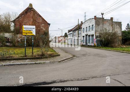 Segnala la città fantasma di Doel a causa della prevista espansione del porto di Rotterdam, quasi il villaggio di Doel dovette essere evacuato e demolito. Doel, Belgio. Doel Doel Provincie Anversa Belgie Copyright: XGuidoxKoppesxPhotox Foto Stock