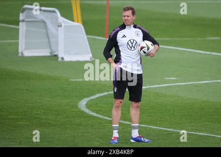 Herzogenaurach, Germania. 10 giugno 2024. Calcio, preparazione per il Campionato europeo, allenamento, squadra nazionale tedesca. L'allenatore tedesco Julian Nagelsmann è in campo durante gli allenamenti pubblici all'Adi-Dassler-Stadion. Credito: Christian Charisius/dpa/Alamy Live News Foto Stock