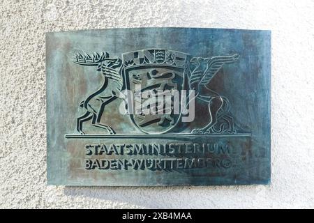 Targa informativa sul muro di Villa Reitzenstein, stemma, Ministero dello Stato del Baden-Wuerttemberg, scritta, lettere, il grande stemma dello Stato Foto Stock