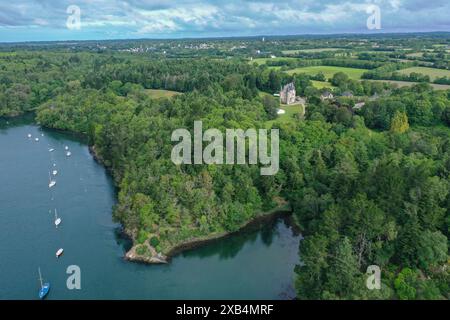 Luftbild Fluss Odet südlich von Quimper, Schloss Chateau de Perennou, Departement Finistere Penn ar Bed, regione Bretagne Breizh, Frankreich *** Vista aerea del fiume Odet a sud di Quimper, Chateau de Perennou, Finistere Penn ar Bed Department, regione Bretagne Breizh, Francia Foto Stock