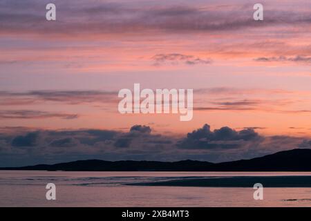 Un colorato tramonto su Luskentyre Beach sulla costa occidentale dell'Isola di Harris. Foto Stock