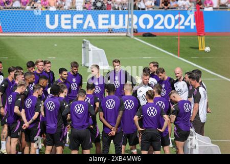 Herzogenaurach, Germania. 10 giugno 2024. Calcio, preparazione per il Campionato europeo, allenamento, squadra nazionale tedesca. I giocatori e gli allenatori stanno insieme in cerchio durante gli allenamenti pubblici. Credito: Christian Charisius/dpa/Alamy Live News Foto Stock