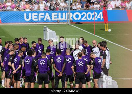 Herzogenaurach, Germania. 10 giugno 2024. Calcio, preparazione per il Campionato europeo, allenamento, squadra nazionale tedesca. I giocatori e gli allenatori stanno insieme in cerchio durante gli allenamenti pubblici. Credito: Christian Charisius/dpa/Alamy Live News Foto Stock