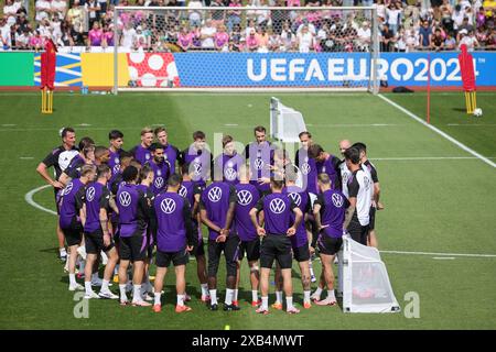 Herzogenaurach, Germania. 10 giugno 2024. Calcio, preparazione per il Campionato europeo, allenamento, squadra nazionale tedesca. I giocatori e gli allenatori stanno insieme in cerchio durante gli allenamenti pubblici. Credito: Christian Charisius/dpa/Alamy Live News Foto Stock