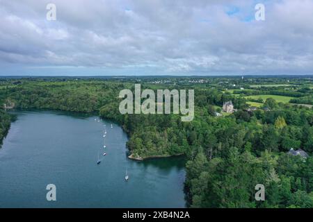 Luftbild Fluss Odet südlich von Quimper, Schloss Chateau de Perennou, Departement Finistere Penn ar Bed, regione Bretagne Breizh, Frankreich *** Vista aerea del fiume Odet a sud di Quimper, Chateau de Perennou, Finistere Penn ar Bed Department, regione Bretagne Breizh, Francia Foto Stock