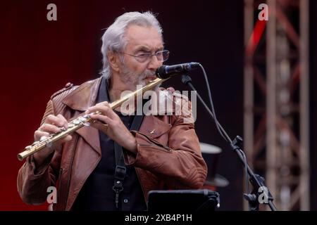 electra-Gründer Bernd Aust Querflöte ist musikalischer Gast bei Thomas Stelzer & Friends SÄSCH - 60 Jahre Das große Jubiläumskonzert zum 60igsten Geburtstag des Dresdner Musikers Thomas Stelzer Open Air in der Freilichtbühne Junge Garde Dresden. *** Il fondatore di electra Bernd Aust flauto è ospite musicale al Thomas Stelzer Friends SÄSCH 60 anni il grande concerto anniversario per il 60 compleanno del musicista di Dresda Thomas Stelzer Open Air sul palco all'aperto Junge Garde Dresden Foto Stock