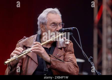 electra-Gründer Bernd Aust Querflöte ist musikalischer Gast bei Thomas Stelzer & Friends SÄSCH - 60 Jahre Das große Jubiläumskonzert zum 60igsten Geburtstag des Dresdner Musikers Thomas Stelzer Open Air in der Freilichtbühne Junge Garde Dresden. *** Il fondatore di electra Bernd Aust flauto è ospite musicale al Thomas Stelzer Friends SÄSCH 60 anni il grande concerto anniversario per il 60 compleanno del musicista di Dresda Thomas Stelzer Open Air sul palco all'aperto Junge Garde Dresden Foto Stock