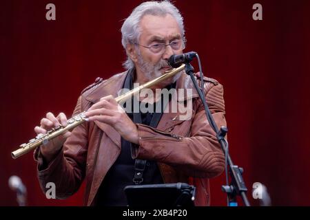 electra-Gründer Bernd Aust Querflöte ist musikalischer Gast bei Thomas Stelzer & Friends SÄSCH - 60 Jahre Das große Jubiläumskonzert zum 60igsten Geburtstag des Dresdner Musikers Thomas Stelzer Open Air in der Freilichtbühne Junge Garde Dresden. *** Il fondatore di electra Bernd Aust flauto è ospite musicale al Thomas Stelzer Friends SÄSCH 60 anni il grande concerto anniversario per il 60 compleanno del musicista di Dresda Thomas Stelzer Open Air sul palco all'aperto Junge Garde Dresden Foto Stock