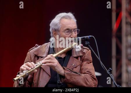 electra-Gründer Bernd Aust Querflöte ist musikalischer Gast bei Thomas Stelzer & Friends SÄSCH - 60 Jahre Das große Jubiläumskonzert zum 60igsten Geburtstag des Dresdner Musikers Thomas Stelzer Open Air in der Freilichtbühne Junge Garde Dresden. *** Il fondatore di electra Bernd Aust flauto è ospite musicale al Thomas Stelzer Friends SÄSCH 60 anni il grande concerto anniversario per il 60 compleanno del musicista di Dresda Thomas Stelzer Open Air sul palco all'aperto Junge Garde Dresden Foto Stock