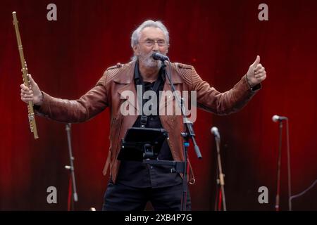 electra-Gründer Bernd Aust Querflöte ist musikalischer Gast bei Thomas Stelzer & Friends SÄSCH - 60 Jahre Das große Jubiläumskonzert zum 60igsten Geburtstag des Dresdner Musikers Thomas Stelzer Open Air in der Freilichtbühne Junge Garde Dresden. *** Il fondatore di electra Bernd Aust flauto è ospite musicale al Thomas Stelzer Friends SÄSCH 60 anni il grande concerto anniversario per il 60 compleanno del musicista di Dresda Thomas Stelzer Open Air sul palco all'aperto Junge Garde Dresden Foto Stock